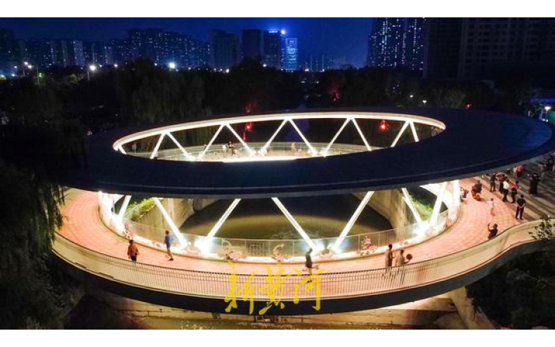 山東濟(jì)南云影橋夜晚變幻五彩水簾，成為臘山河夜景的璀璨亮點(diǎn)